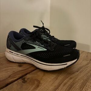 Girls size 6 Brooks Ghost Running and workout shoes!
